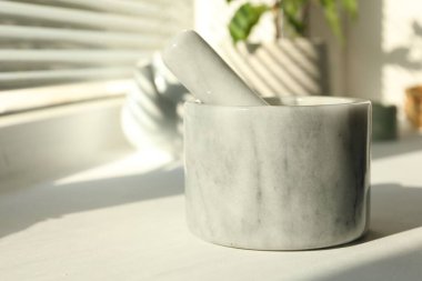 Pencere pervazına mermer havan ve tokmak, yakın plan. Metin için boşluk