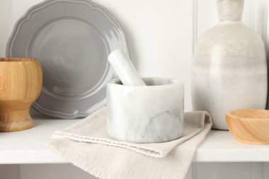 Beyaz masa üzerinde mermer harç ve tokmak kapalı, yakın çekim