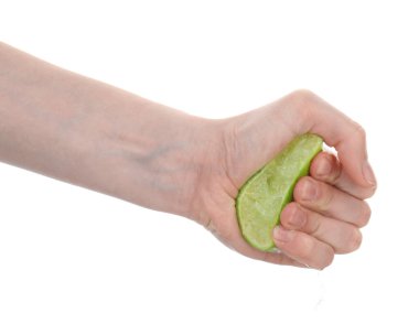 Beyaz arka planda limon sıkan kadın, yakın plan.