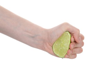Beyaz arka planda limon sıkan kadın, yakın plan.