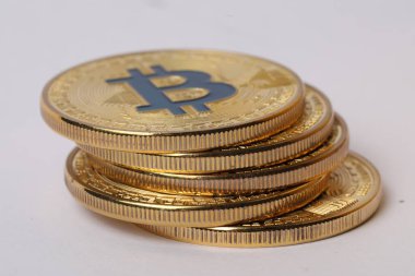 Kripto para birimi. Beyaz arkaplanda altın paralar, yakın plan
