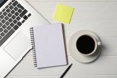 Not defteri, kalem, yapışkan not, beyaz ahşap masa üzerinde kahve ve dizüstü bilgisayar, düz uzanış