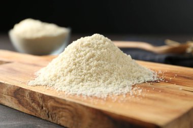 Siyah arkaplana karşı koyu ahşap masa üzerinde un yığını, yakın plan