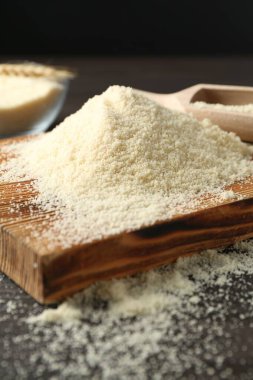 Siyah arkaplana karşı koyu masa üzerinde un yığını, yakın plan