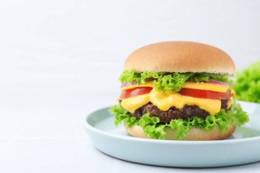 Beyaz masada leziz bir çizburger, yakın plan. Metin için boşluk
