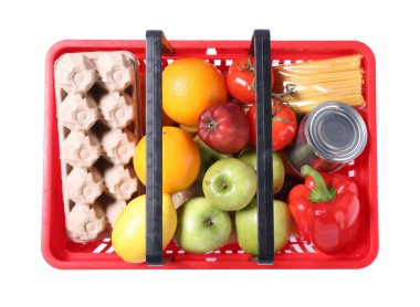 Beyaz, üst görünümde izole edilmiş ürünlerle dolu plastik alışveriş sepeti.