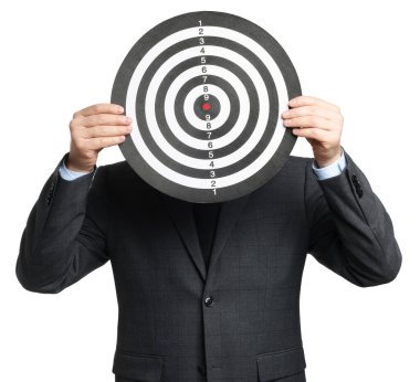 Hedef alınıyor. Beyaz arka planda dart tahtası olan adam