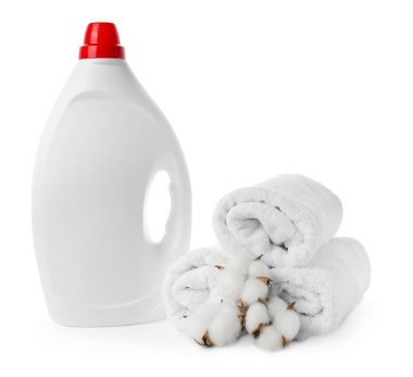 Bir şişe yumuşatıcı, pamuk çiçekleri ve beyaz üzerine izole edilmiş temiz havlular.
