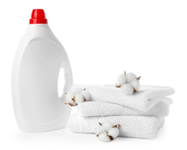 Bir şişe yumuşatıcı, pamuk çiçekleri ve beyaz üzerine izole edilmiş temiz havlular.