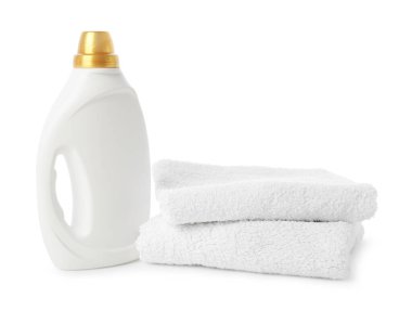 Bir şişe yumuşatıcı ve beyaz üzerine izole edilmiş temiz havlular.