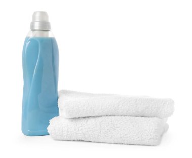 Bir şişe yumuşatıcı ve beyaz üzerine izole edilmiş temiz havlular.