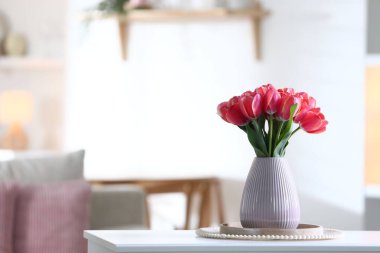 İçerideki beyaz masada vazodaki güzel laleler. Metin için boşluk