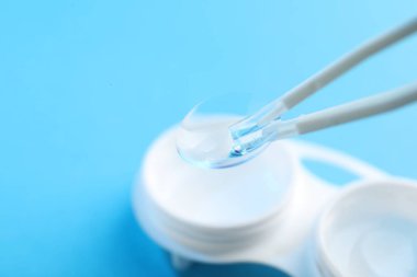 Işık arkaplanından kontak lensleri alıp, yakın plan çekiyoruz. Metin için boşluk