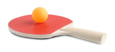 Ping pong raketi ve topu beyaza izole edilmiş.