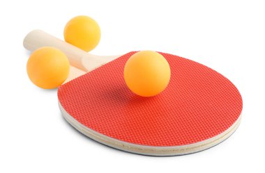 Masa tenisi raketi ve topları beyaza izole edilmiş.