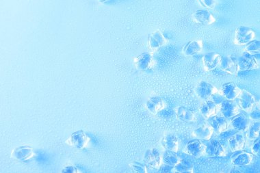 Açık mavi zemin üzerinde açık buz küpleri düz yatıyordu. Metin için boşluk