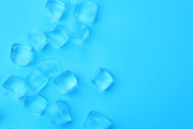 Açık mavi zemin üzerinde açık buz küpleri düz yatıyordu. Metin için boşluk