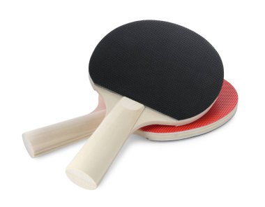 Beyaz üzerine izole edilmiş iki ping pong raketi.