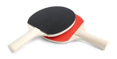 Beyaz üzerine izole edilmiş iki ping pong raketi.
