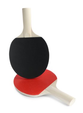 Beyaz üzerine izole edilmiş iki ping pong raketi.