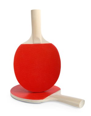 Beyaz üzerine izole edilmiş iki ping pong raketi.