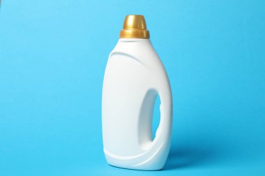 Açık mavi arkaplanda bir şişe yumuşatıcı