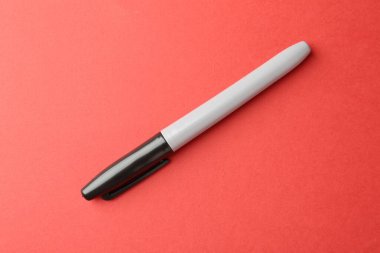 Kırmızı arkaplanda bir siyah işaret, üst görünümde