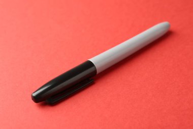 Kırmızı arkaplanda bir siyah işaret, yakın plan.