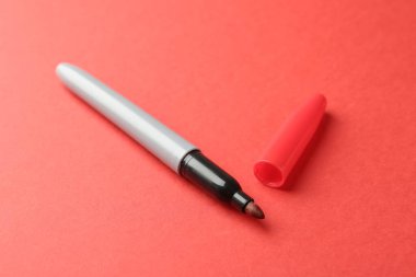 Kırmızı arkaplanda bir renk işareti, yakın plan