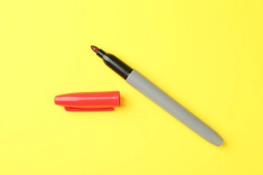 Sarı arkaplanda bir kırmızı işaret, üst görünümde.