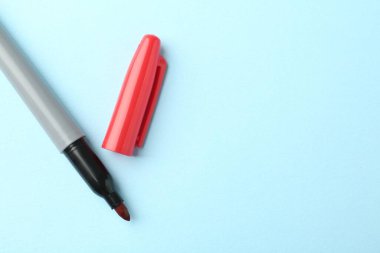 Açık mavi arka planda bir kırmızı işaret, üst manzara. Metin için boşluk