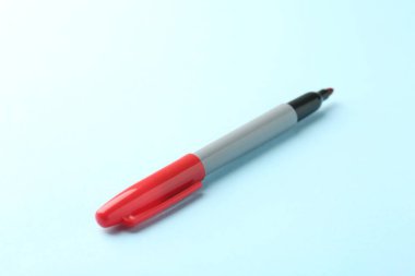 Açık mavi arka planda bir kırmızı işaret, yakın plan. Metin için boşluk