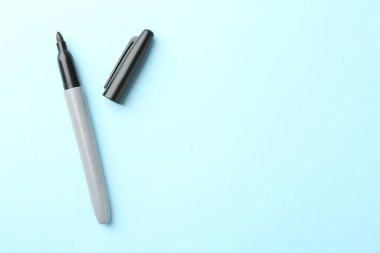 Açık mavi arka planda bir siyah işaret, üst manzara. Metin için boşluk