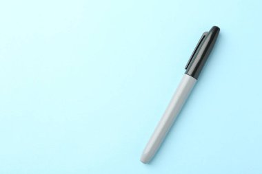 Açık mavi arka planda bir siyah işaret, üst manzara. Metin için boşluk