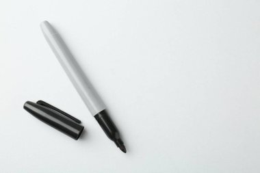 Açık arkaplanda bir siyah işaret, üst manzara. Metin için boşluk