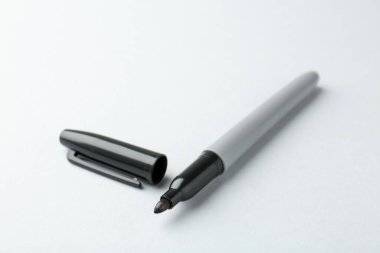 Açık arkaplanda bir siyah işaret, yakın plan. Metin için boşluk