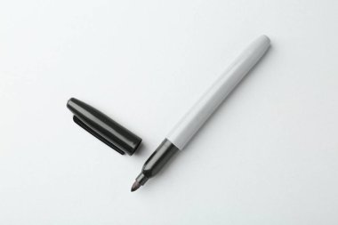 Açık arkaplanda bir siyah işaret, üst görünümde