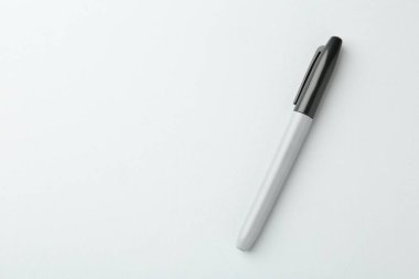 Açık arkaplanda bir siyah işaret, üst manzara. Metin için boşluk