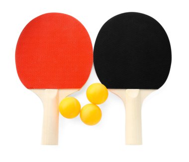 Masa tenisi raketleri ve toplar beyaz, üst görünümde izole