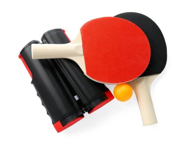 Masa tenisi raketleri, top ve ağ beyaz, üst görünüm