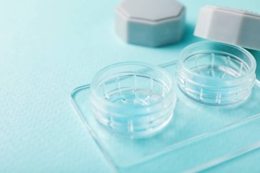 Açık turkuaz arka planda kontak lensleri, yakın plan