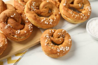 Beyaz mermer masada tuzlu tuzlu krakerler.