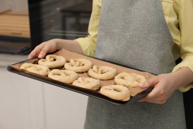Mutfakta pişirilmemiş krakerlerle yemek pişiren kadın, yakın plan.