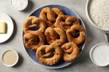 Lezzetli krakerler ve malzemeler gri masada, düz yerde.