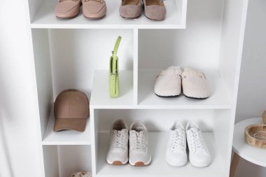 İçeride farklı ayakkabı ve aksesuarları olan raf ünitesi. Ayakkabı deposu