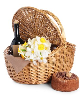 Güzel çiçekli piknik sepeti, beyaz üzerine izole edilmiş bir şişe şarap ve pasta.