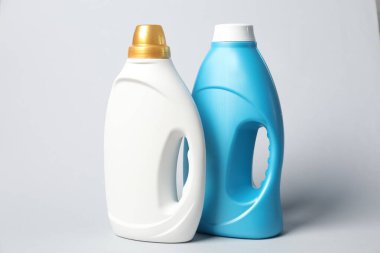 Açık gri arkaplanda yumuşatıcı şişeler