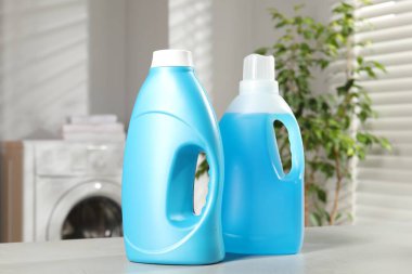 İçerideki açık gri masada yumuşatıcı şişeler.