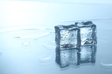 Ayna yüzeyinde temiz buz küpleri, metin için boşluk