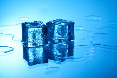 Açık mavi arkaplanda açık buz küpleri, metin için boşluk